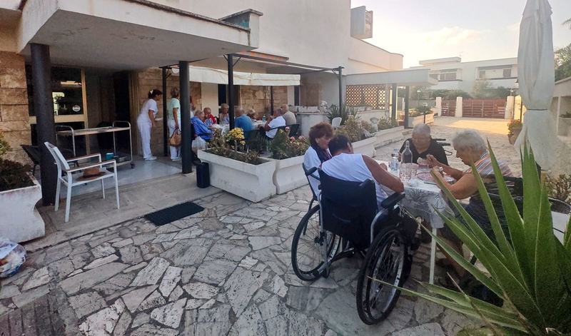 Pranzo all’aperto nella corte di Villa Romana